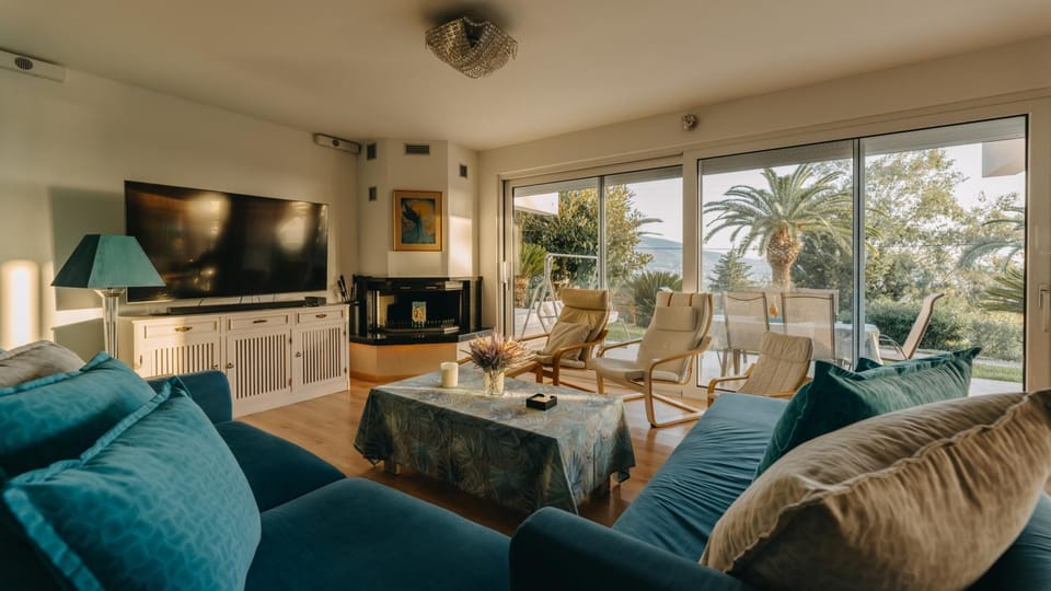 TV and multimedia, Living room, Seating area, flat iron