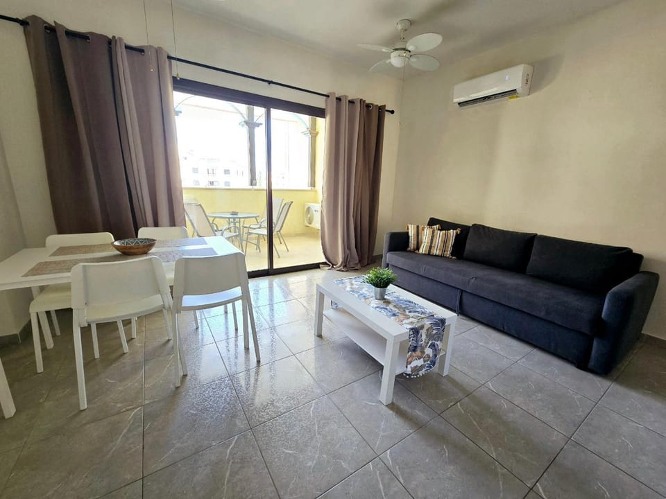 Living room, Seating area, Dining area, air conditioner