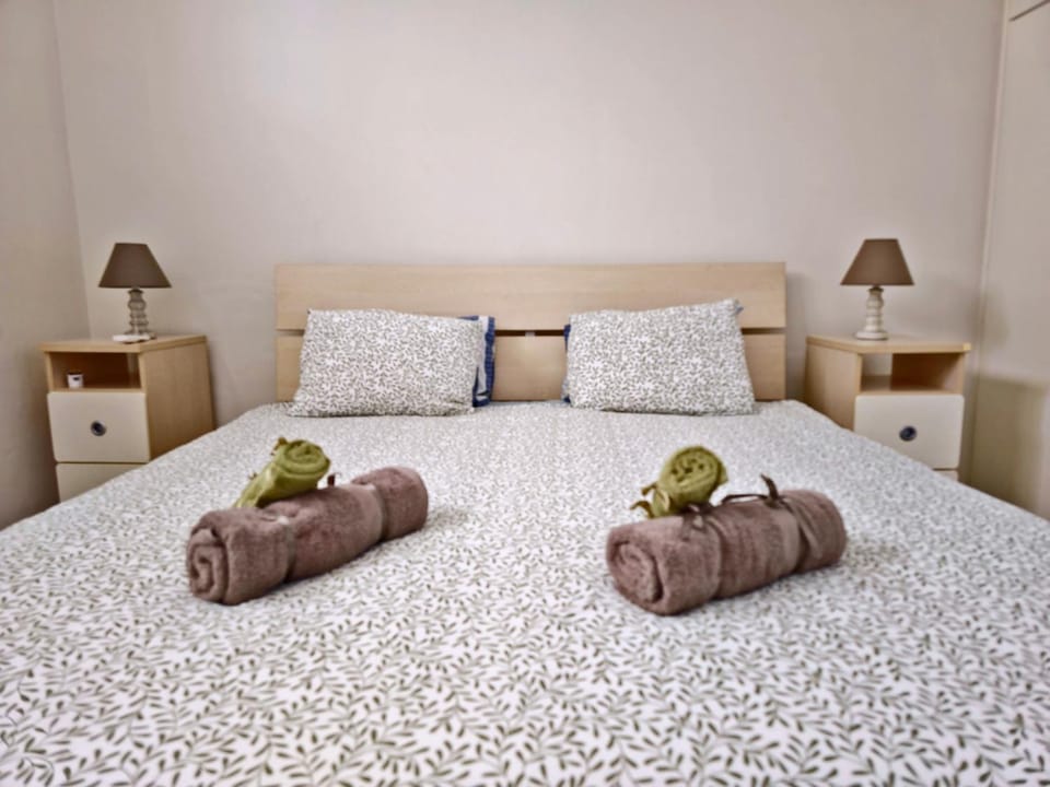 Bed, Bedroom, towels