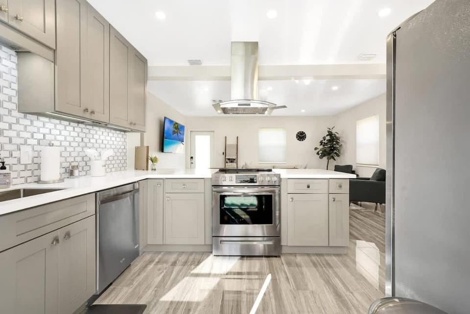 Blue Ocean Retreat by Dream Vacation House in Fort Lauderdale