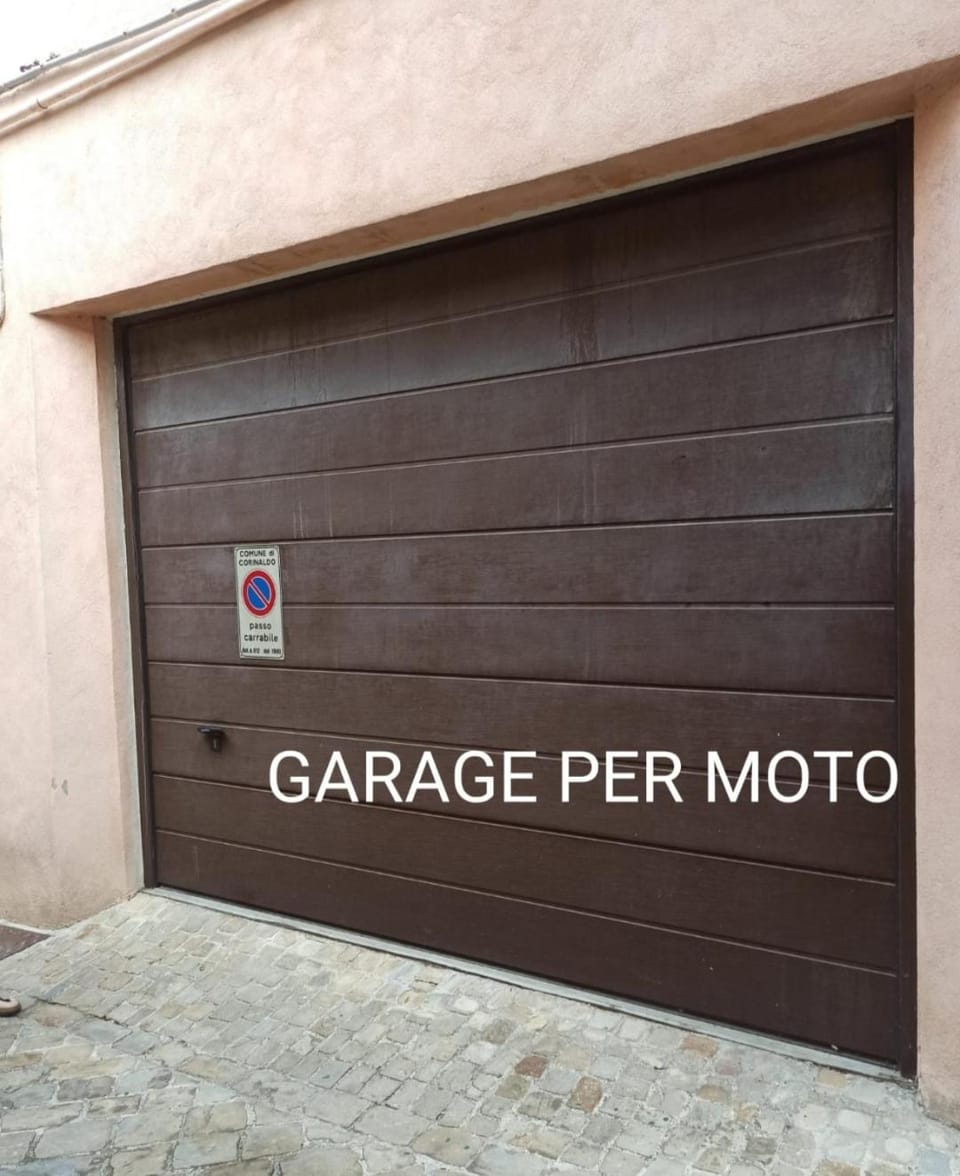 Palazzo Boscareto - suites di charme in centro storico - garage moto, box bici Bed and Breakfast in Marche