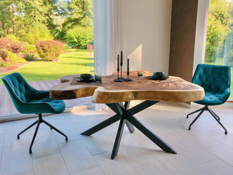 Day, Living room, Seating area, Dining area, Food, Garden view