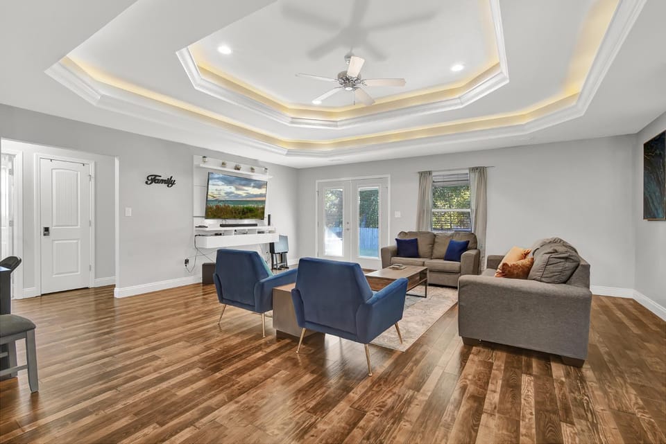 TV and multimedia, Living room, Seating area, fireplace
