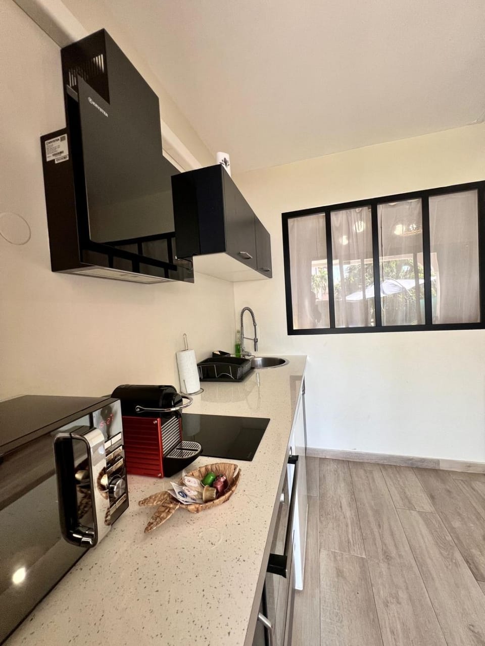 Coffee/tea facilities, Kitchen or kitchenette, Dining area, oven, stove, toaster