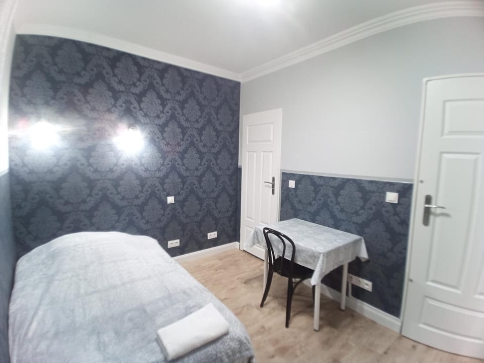 Studio Jutrzenka z łazienką by Apartamenty na dni Wrocław Apartment in Wroclaw