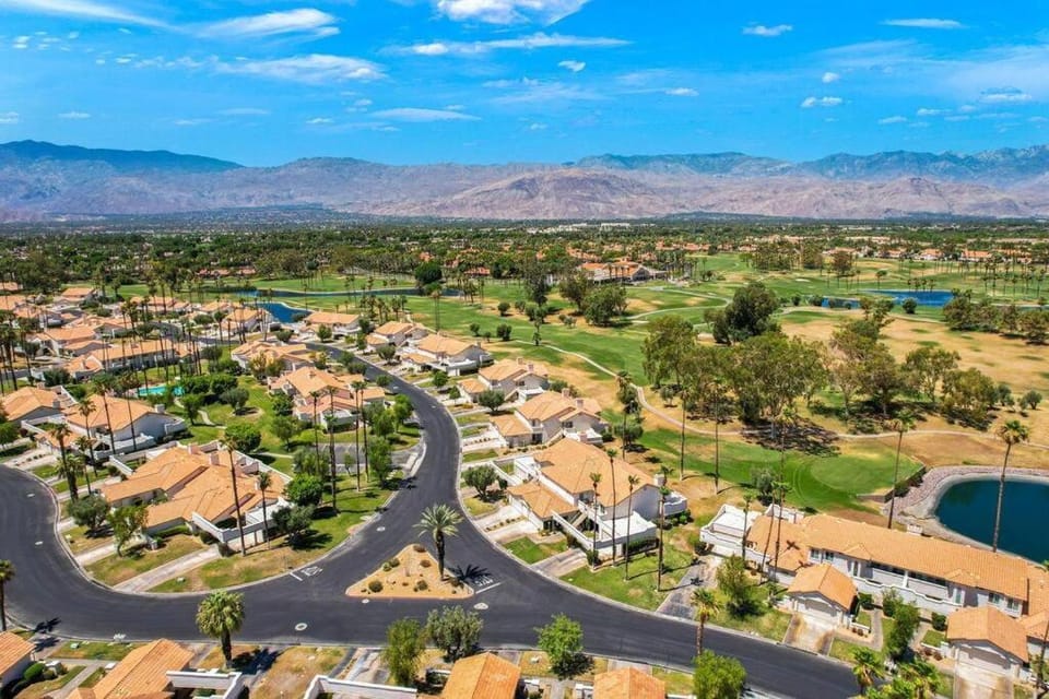 Property building, Bird's eye view, Swimming pool