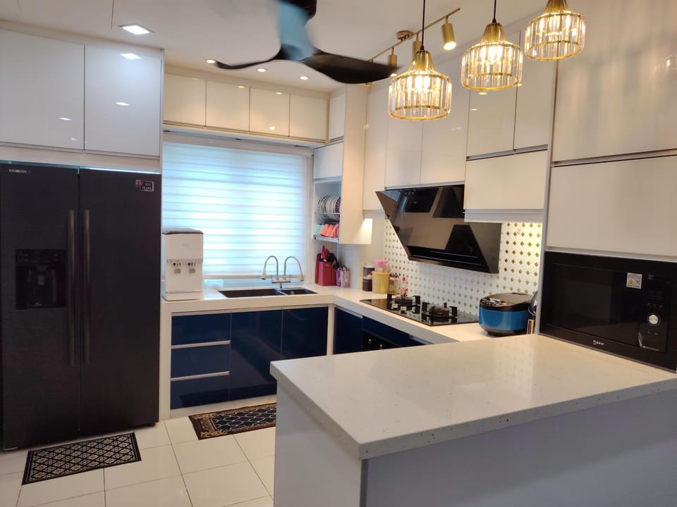 Kitchen or kitchenette, microwave, minibar, stove