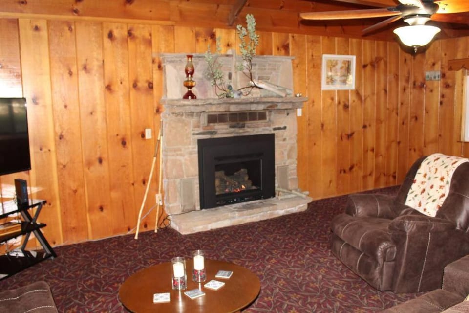 Rustic Chapparal Cabin at Bass Lake Heights Cabin in Bass Lake