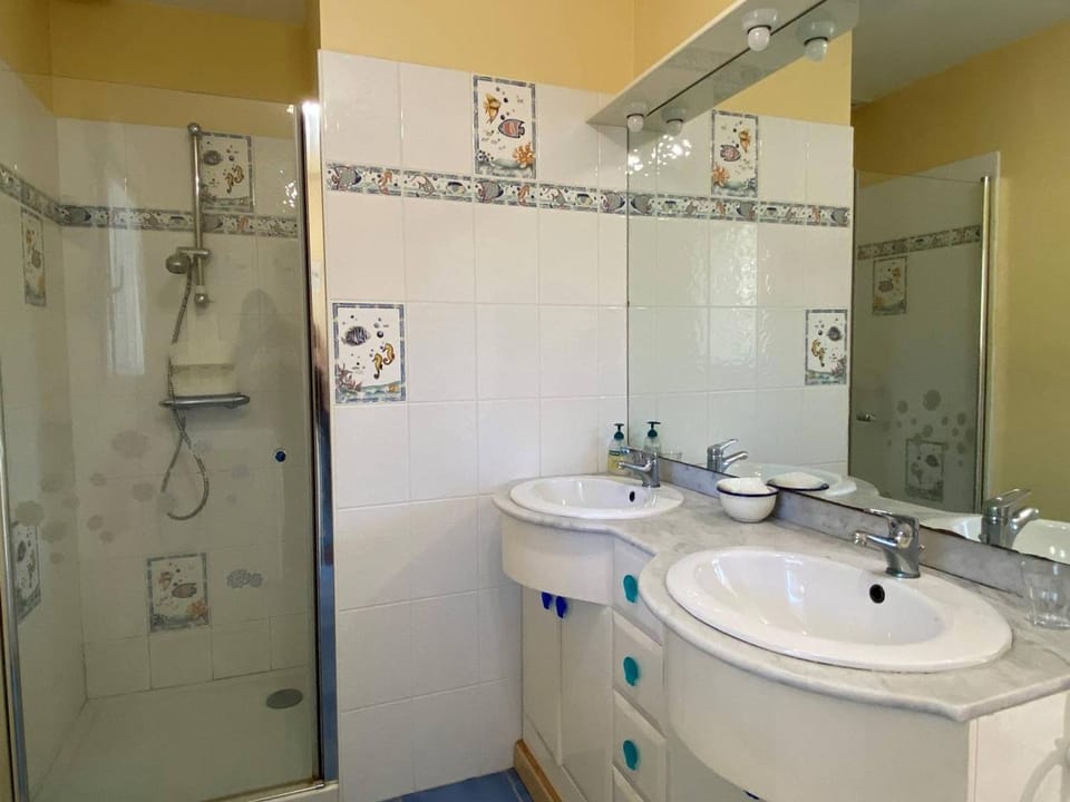 Maison 3* face à la mer avec WiFi, à 200m du littoral, terrasse, parking, et tout confort à Pleumeur-Bodou - FR-1-368-366 House in Trégastel