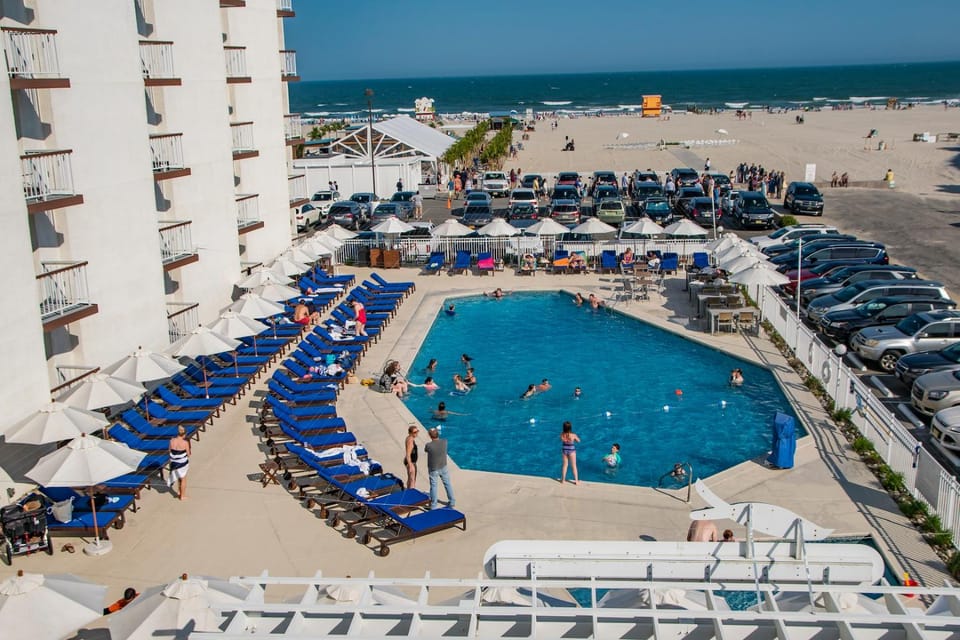 Property building, Day, People, Beach, Pool view, Swimming pool, Parking