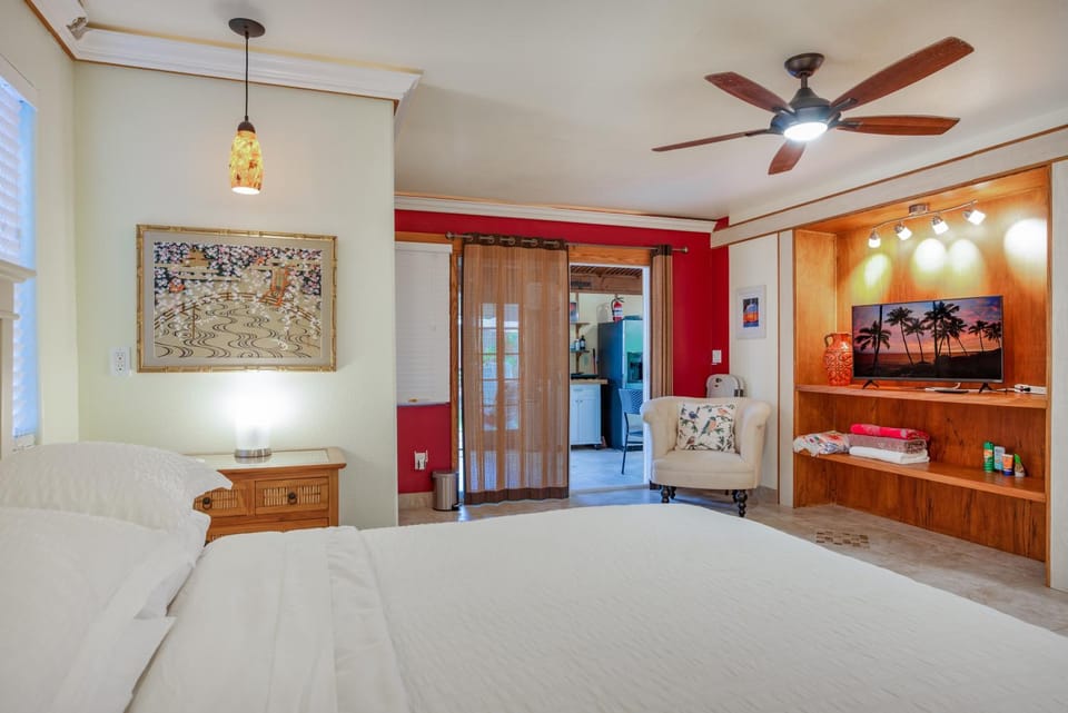 Bed, TV and multimedia, Bedroom