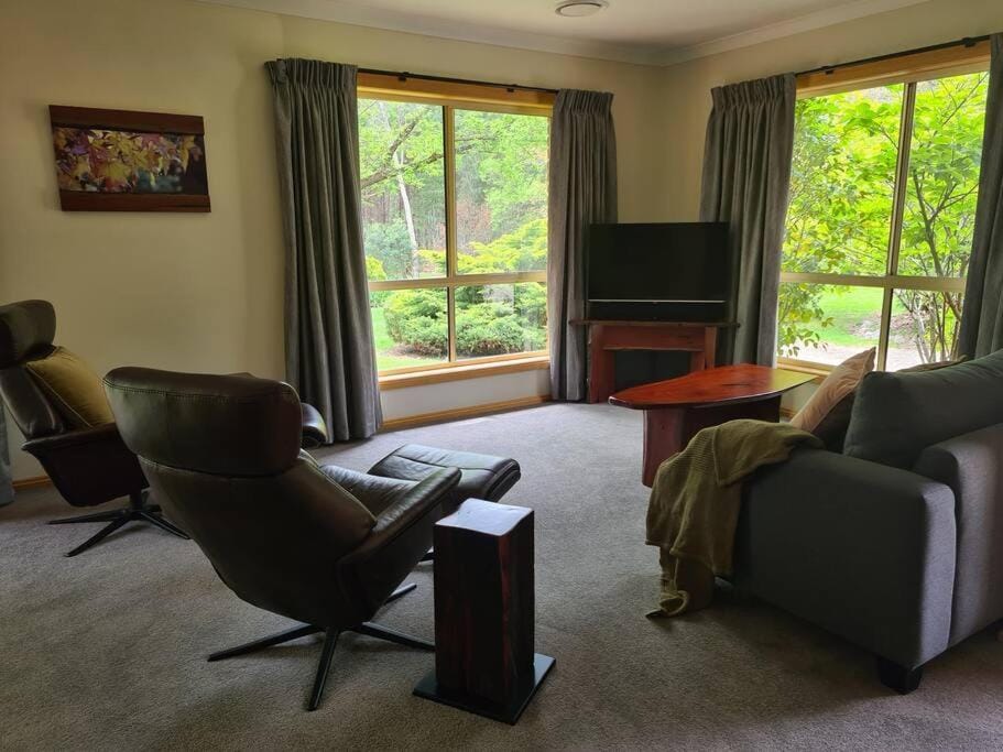 TV and multimedia, Living room, Seating area, Evening entertainment, Garden view, Garden view