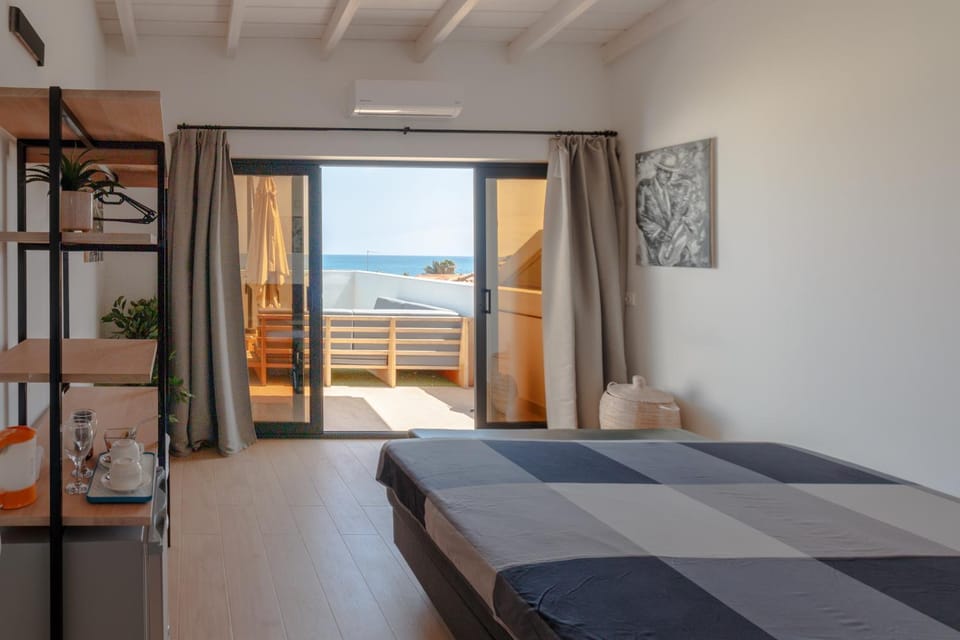 Photo of the whole room, Bedroom, Sea view