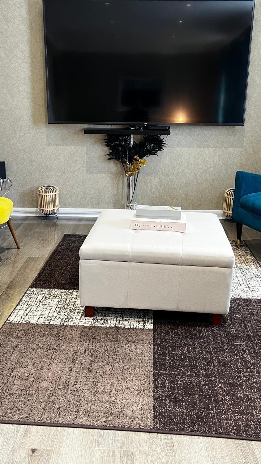 Communal lounge/ TV room, TV and multimedia, Living room, Seating area, Evening entertainment
