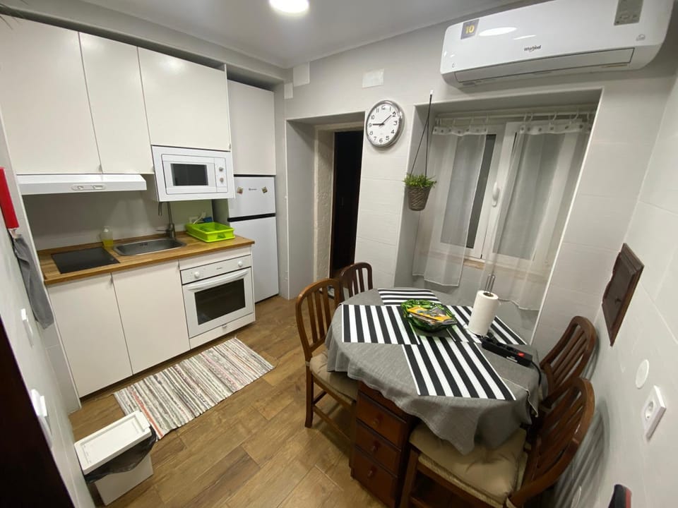 Kitchen or kitchenette, Dining area, oven, stove