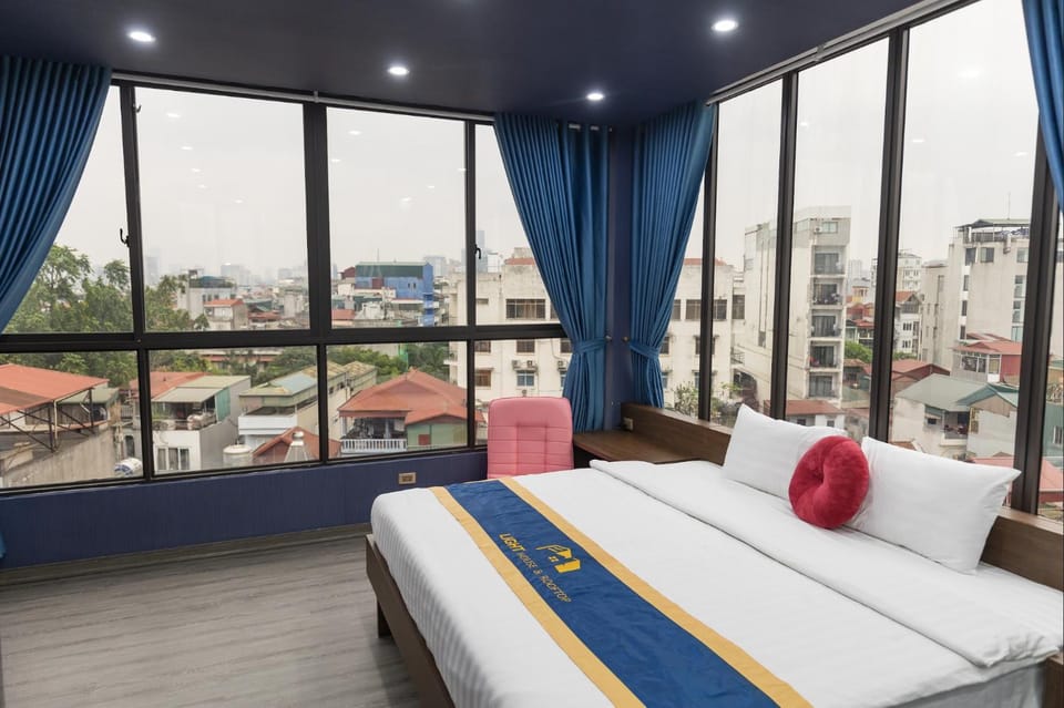 Bed, Photo of the whole room, City view