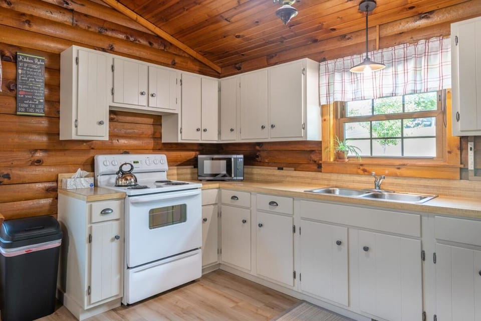 Maple Leaf Cabin Cabin in Ohio