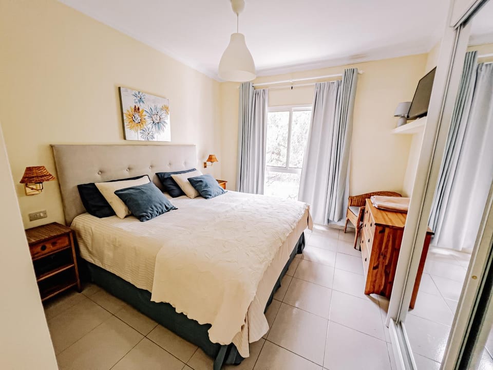 Bed, TV and multimedia, Bedroom
