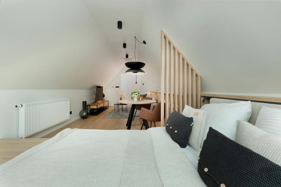 Bed, Photo of the whole room, Seating area, Bedroom