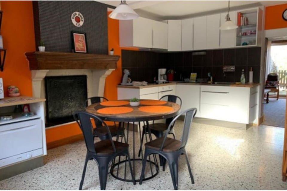 Kitchen or kitchenette, pet friendly, stove