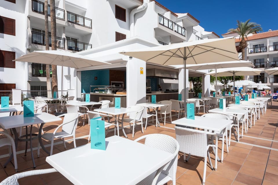 Restaurant/places to eat, Lounge or bar