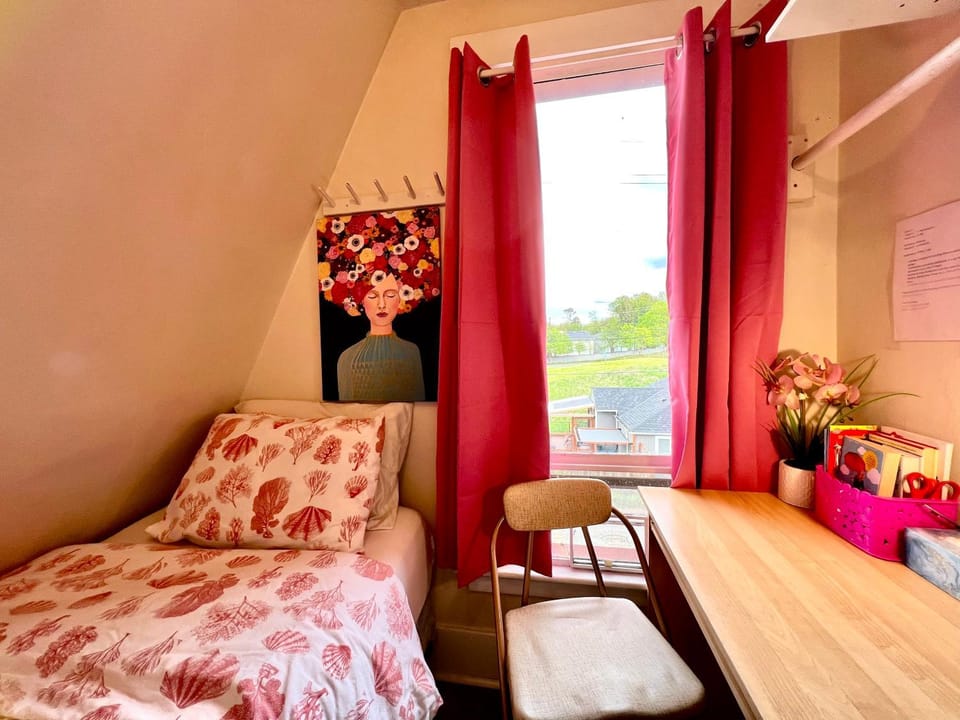 Bed, Photo of the whole room, Seating area, Bedroom, hair dresser