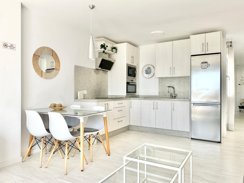 Kitchen or kitchenette, Living room, Seating area, Dining area, minibar, pet friendly, stove