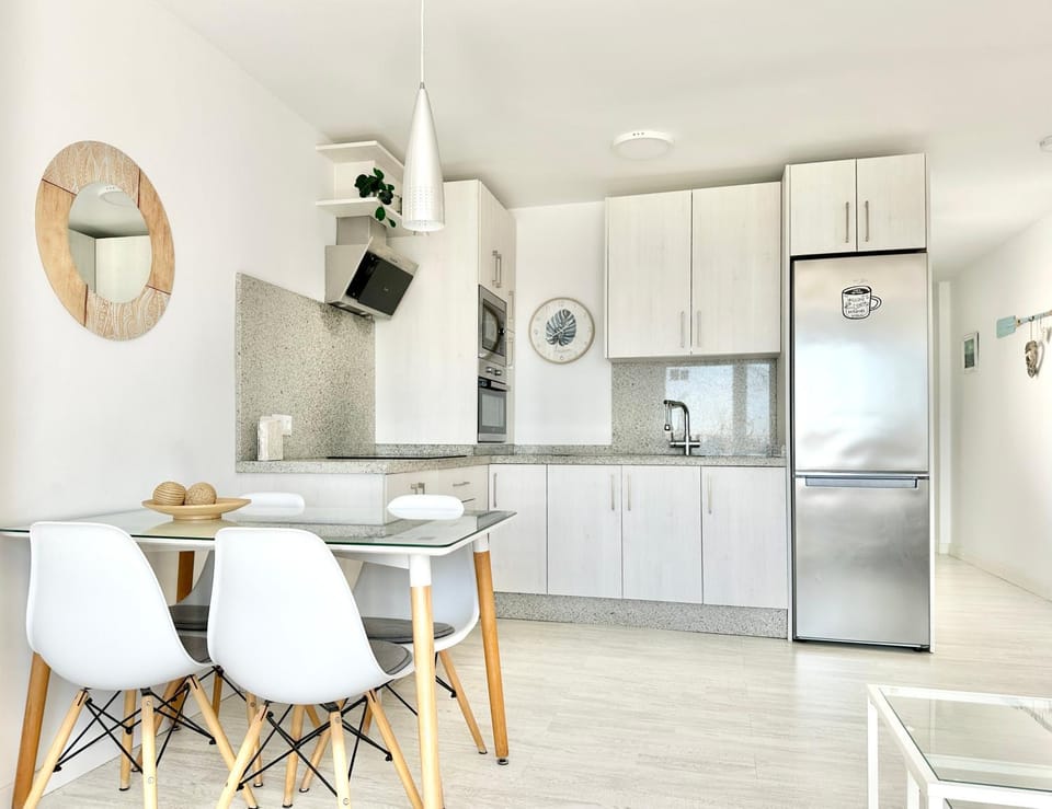 Kitchen or kitchenette, Dining area, minibar, pet friendly, stove