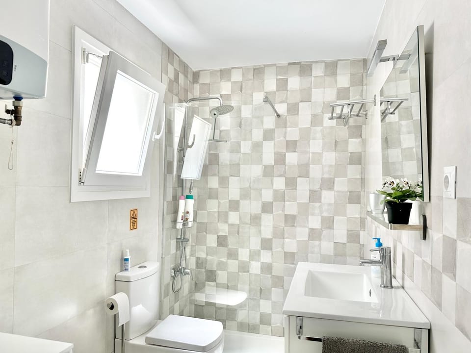 Shower, Toilet, Bathroom, towels
