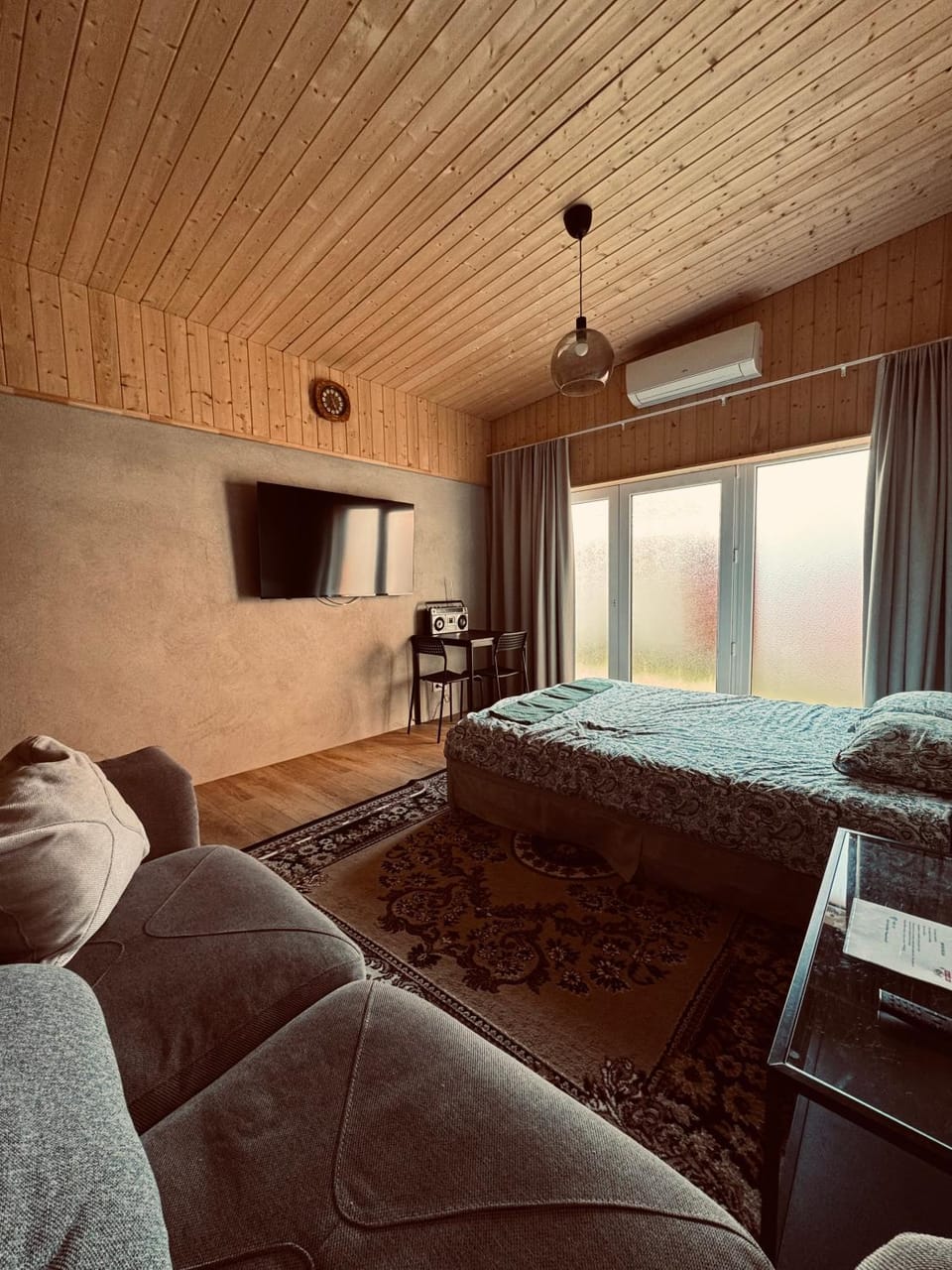 Bed, TV and multimedia, Living room, Photo of the whole room, Seating area, Bedroom