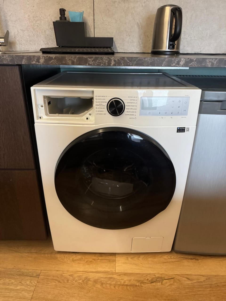Kitchen or kitchenette, washing machine
