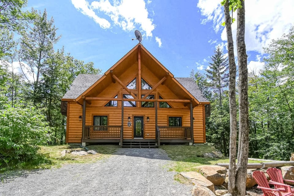Brown Bear Lodge House in Ontario