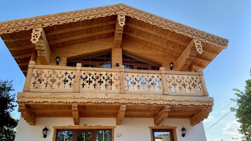 Property building, Day, Balcony/Terrace