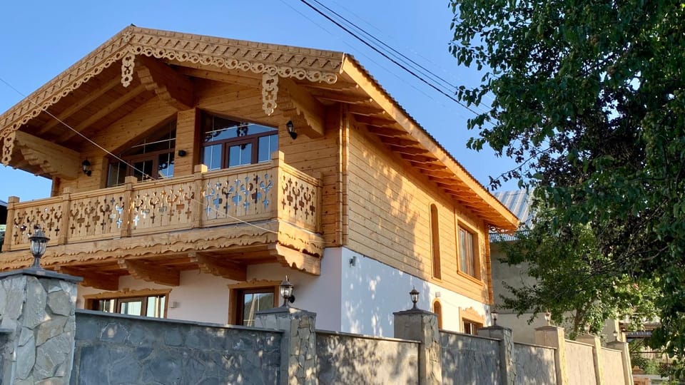 Property building, Day, Balcony/Terrace