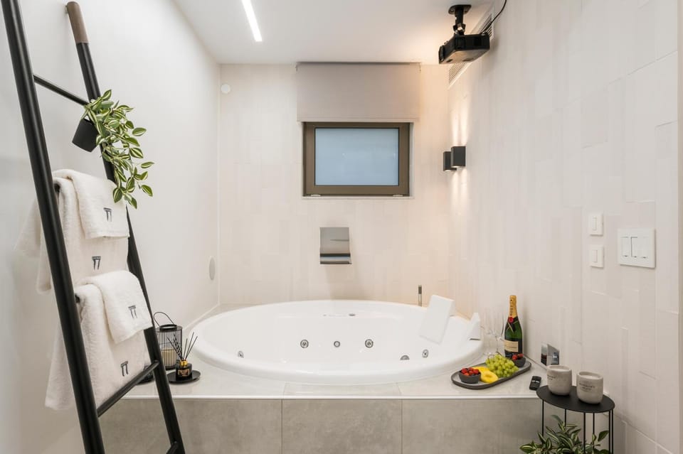 Hot Tub, Hot Tub, Bathroom, Bath, towels