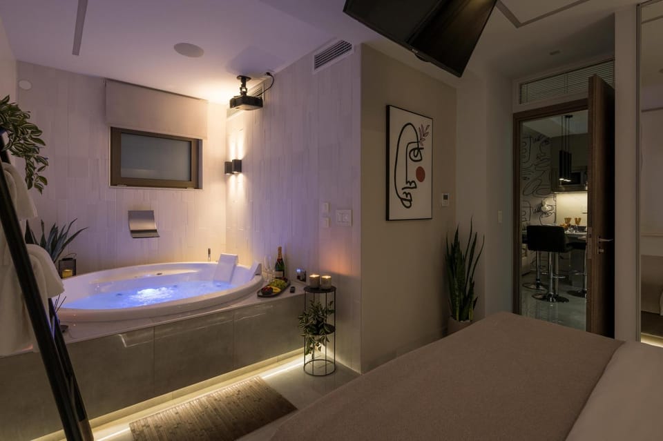 Bed, Hot Tub, Bathroom, Photo of the whole room, Bedroom, Bath