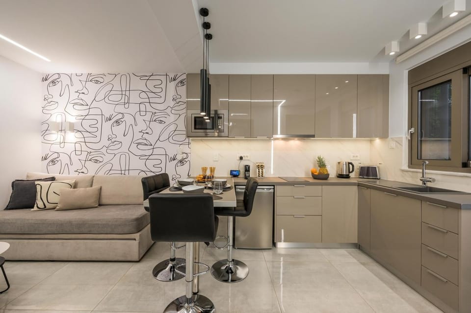 Coffee/tea facilities, Kitchen or kitchenette, Living room, Seating area, oven, stove, toaster