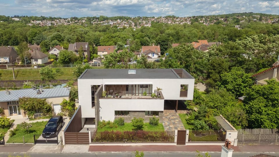 Property building, Neighbourhood