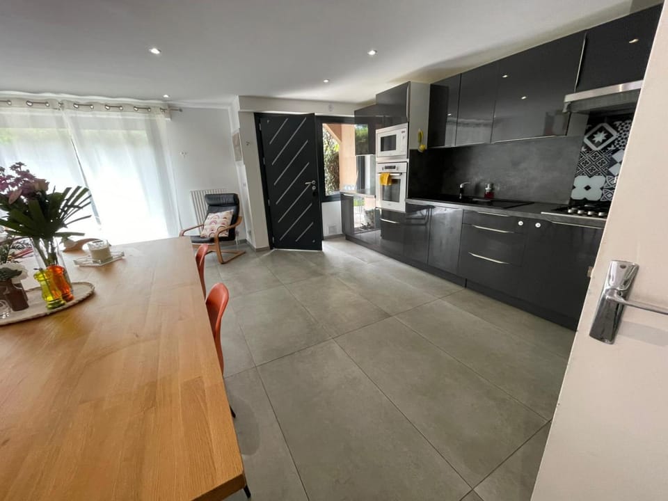 Kitchen or kitchenette, oven, stove