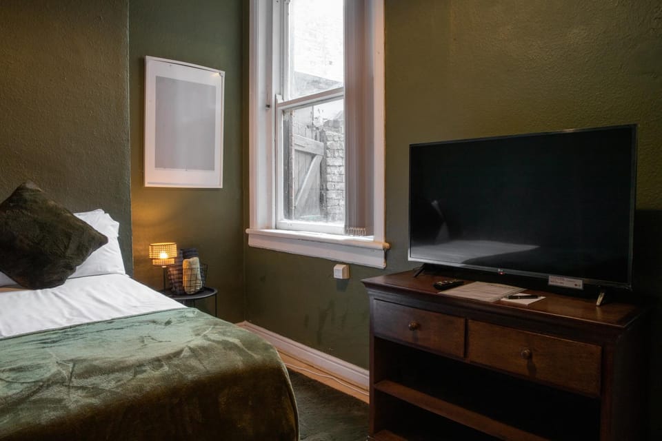GROUND FLOOR OLIVE SUITE, DIGBETH STUDIO (SLEEPS 2) Apartment in Birmingham