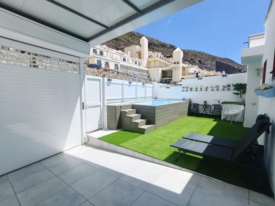 Property building, Day, Seating area, Mountain view, Pool view, Swimming pool, sunbed