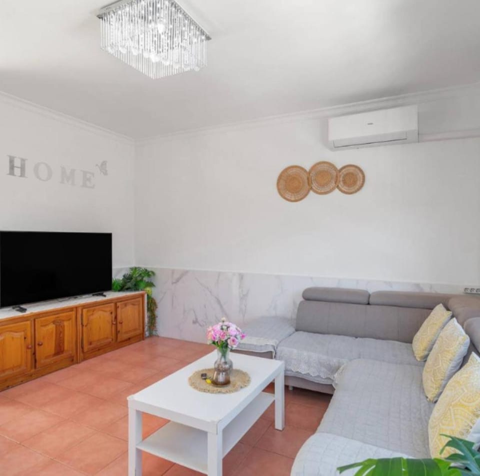 Communal lounge/ TV room, TV and multimedia, Living room, Seating area, air conditioner