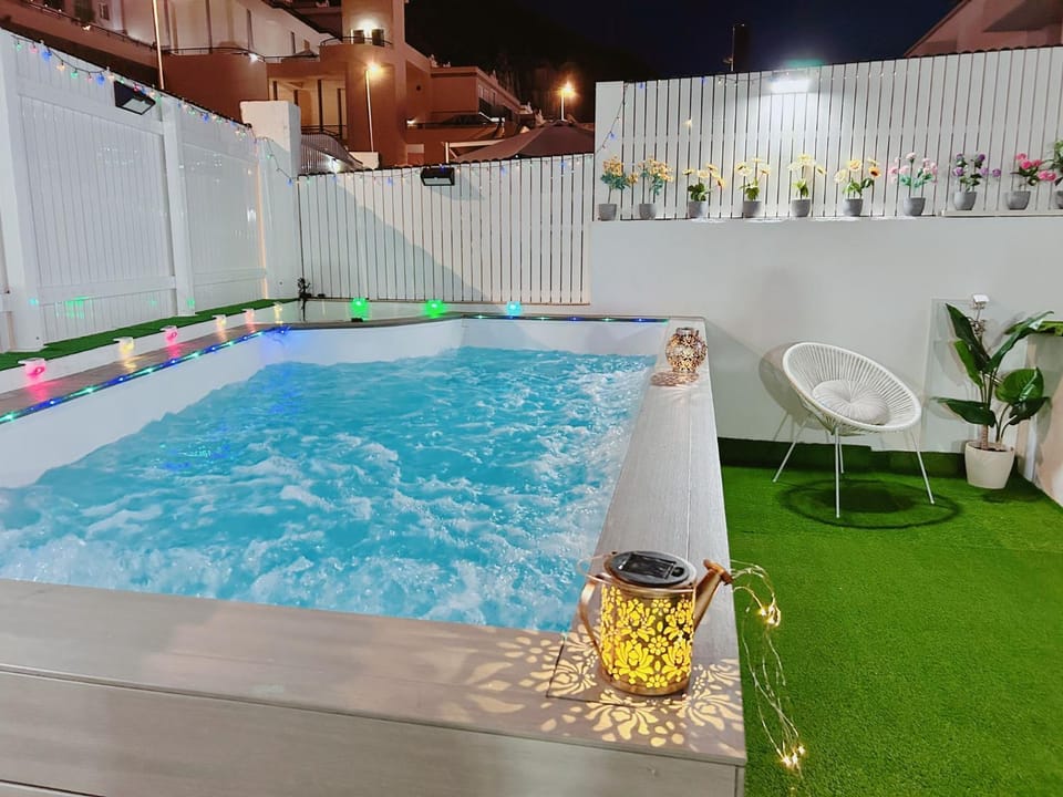 Pool view, Swimming pool, sunbed