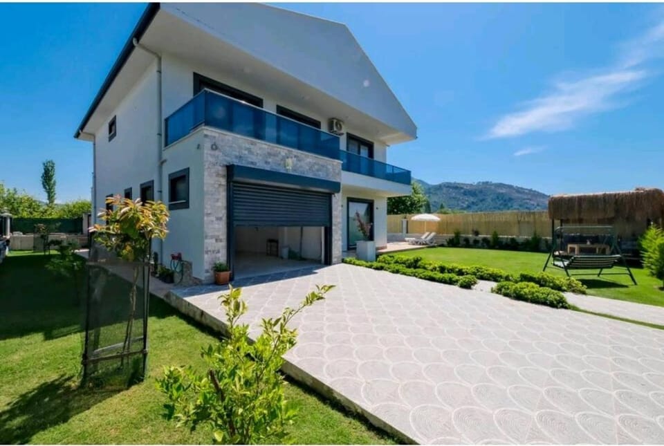 Property building, Day, Natural landscape, Garden, Garden, Garden view, Mountain view