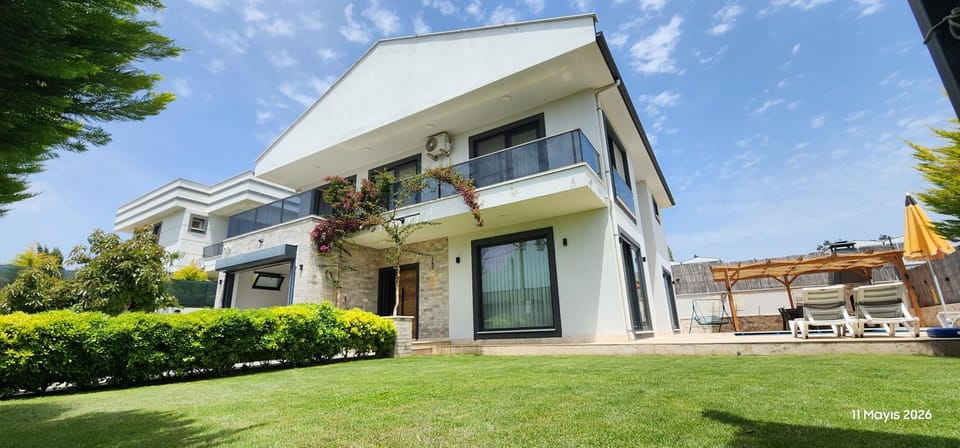 Property building, Day, Garden, Garden view