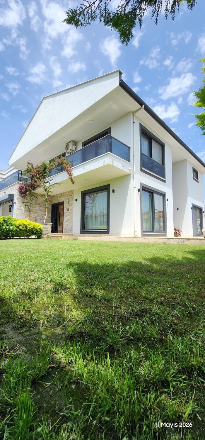 Property building, Day, Natural landscape, Garden, Garden view
