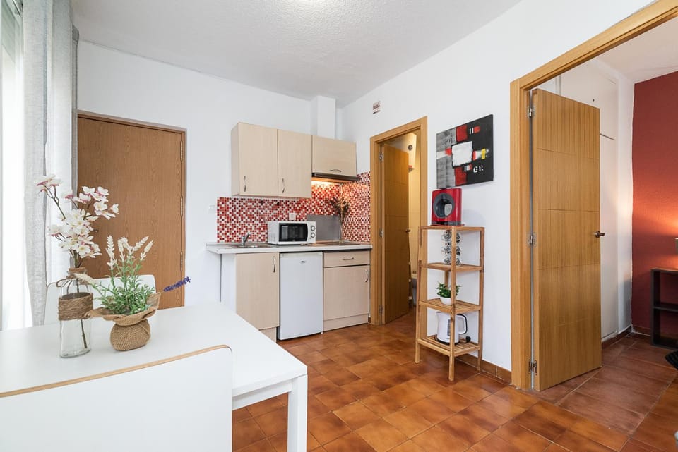 Kitchen or kitchenette, minibar