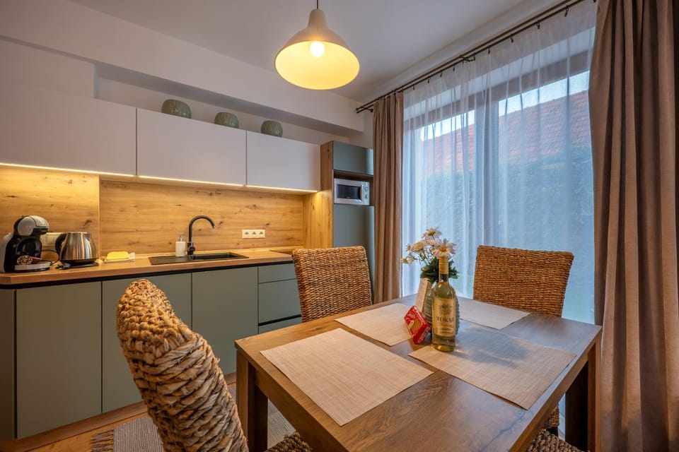 Coffee/tea facilities, Kitchen or kitchenette, Seating area, Dining area, dishwasher, stove