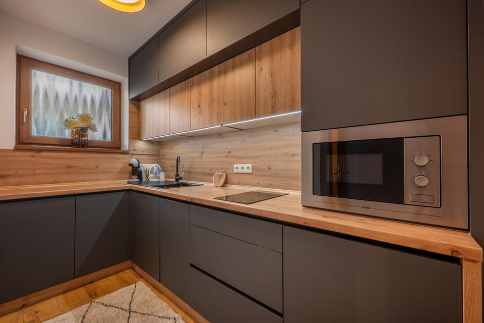 Kitchen or kitchenette, dishwasher, stove