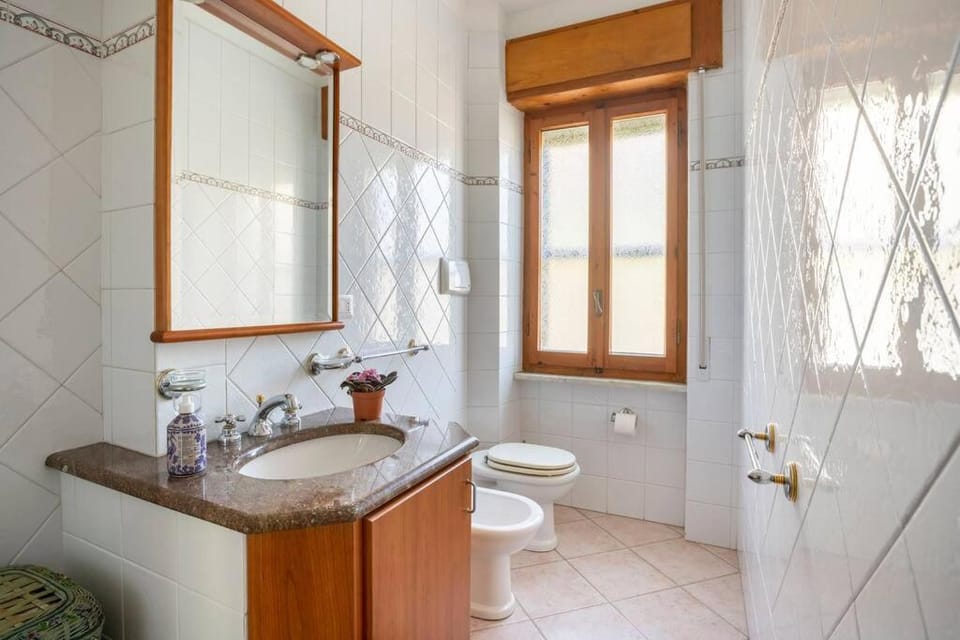 Shower, Toilet, Bathroom, bidet, towels